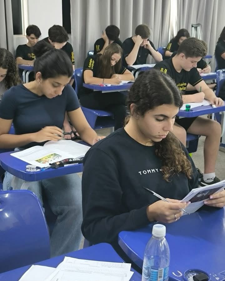 Estudantes e famílias do Terceirão do Colégio Leibniz reunidos em evento